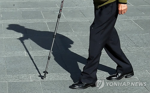거리를 걷는 노인의 그림자(연합뉴스 자료사진)