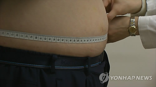 복부 둘레를 측정 중인 모습