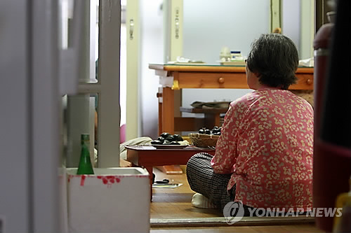 지역복지공무원과 상담 중인 독거노인