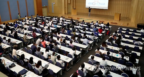 지난 7월 16일 오후 서울숙명여자대학교 백주년기념관에서 열린 2017학년도 숙명여자대학교 수시모집 입학설명회에서 학부모 및 수험생들이 강연을 듣고 있다. (연합뉴스 자료사진)