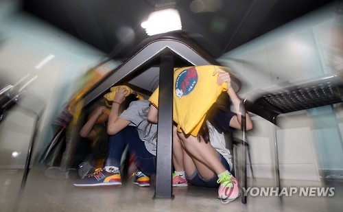 20일 서울 동작구 보라매안전체험관에서 어린이들이 지진 재난 대피요령을 체험하고 있다.(연합뉴스 자료사진)